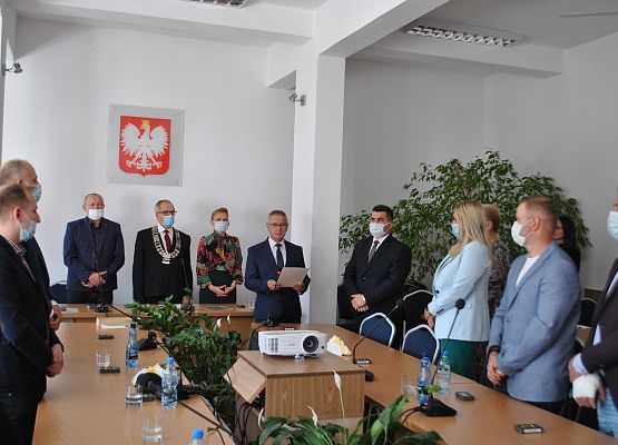 Wójt Gminy Zdzisław Chojnacki składa ślubowanie podczas sesji rady gminy.