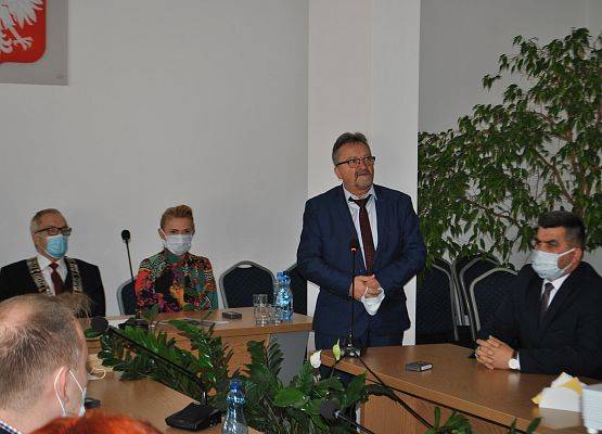 Wystąpienie Edmunda Głombiewskiego Wicestarosty Lęborskiego podczas uroczystej sesji rady gminy.