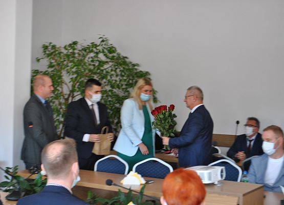 Gratulacje Wójtowi Gminy składają przedstawiciele Komitetu Wyborczego Zdzisława Chojnackiego.