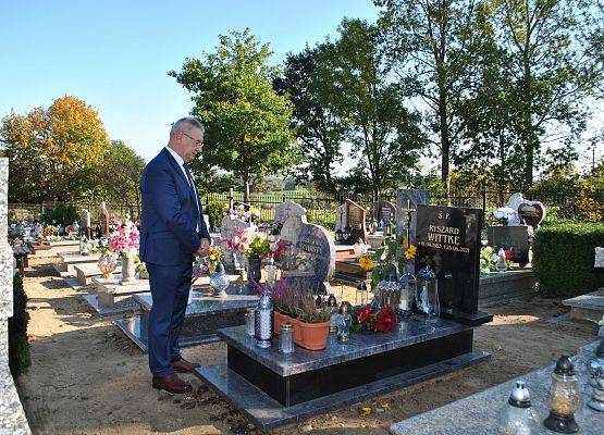 Wójt Gminy przy grobie śp. Ryszarda Wittke.
