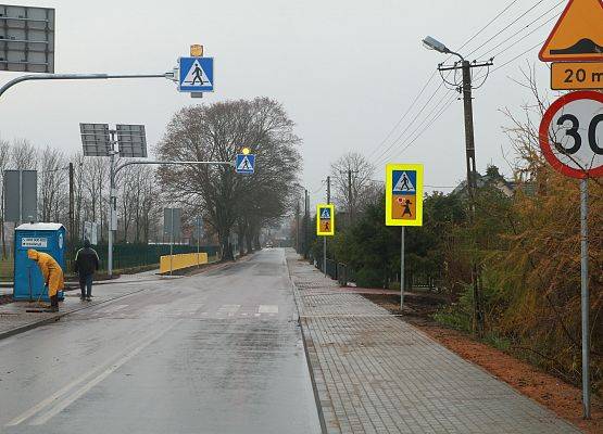 Nowe oznakowanie i barierki ochronne przy przejściu dla pieszych