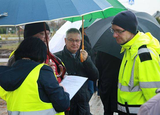 Wójt Gminy Nowa Wieś Lęborska - Zdzisław Chojnacki odbiera drogę w towarzystwie Dyrektora ZDP - Adriana Wenty i przedstawicieli wykonawcy