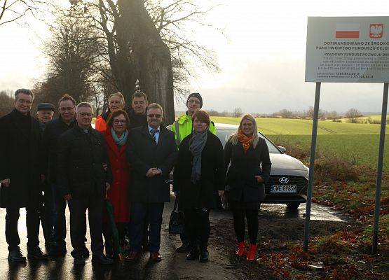 Samorządowcy w towarzystwie wykonawców podczas odbioru