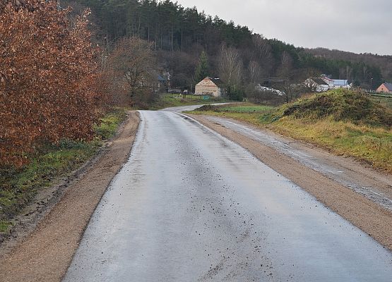 Droga powiatowa nr 1187G po przebudowie w kierunku miejscowości Laska