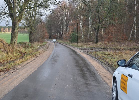 Droga powiatowa nr 1187G po przebudowie - szerokie pobocza, umożliwiające bezpieczne mijanie pojazdów