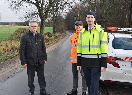 Wójt Gminy Nowa Wieś Lęborska - Zdzisław Chojnacki, Adrian Wenta - dyrektor ZDP w Lęborku i Mariusz Barański - z-ca dyrektora ZDP w Lęborku podczas odbioru drogi