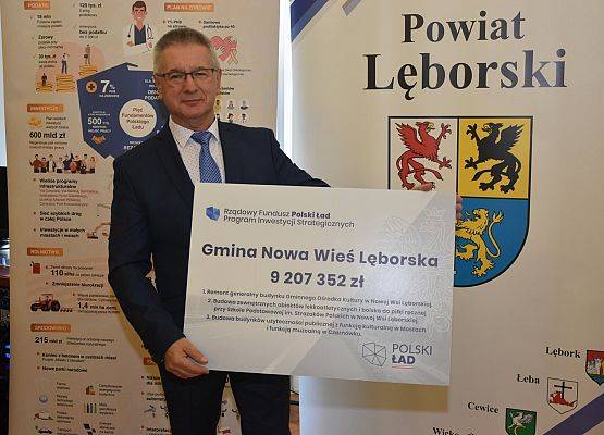 Wójt Gminy Nowa Wieś Lęborska prezentuje promesę na inwestycje strategiczne w ramach I naboru wniosków