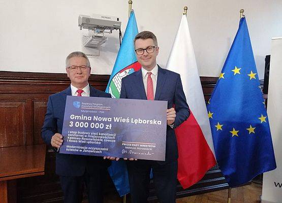 Minister Piotr Müller wręcza Wójtowi Gminy Nowa Wieś Lęborska promesę na realizację inwestycji w ramach kolejnej edycji Rządowego Funduszu Polski Ład.