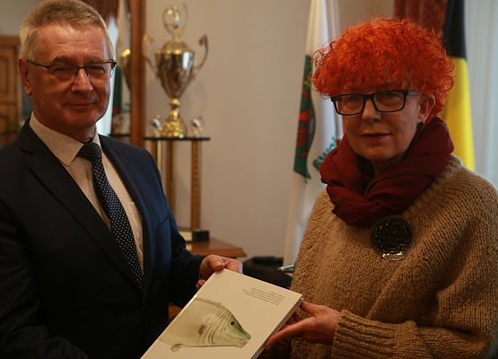 Symboliczne przekazanie książek przez delegację z Muzeum w Lęborku na ręce Wójta Gminy. grafika