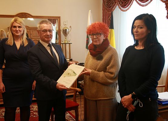 Na zdjęciu: Monika Włusek - Zastępca Wójta Gminy Nowa Wieś Lęborska, Zdzisław Chojnacki - Wójt Gminy Nowa Wieś Lęborska, Mariola Pruska - Dyrektor Muzeum w Lęborku, Agnieszka Krzysiak - archeolog Muzeum w Lęborku. grafika