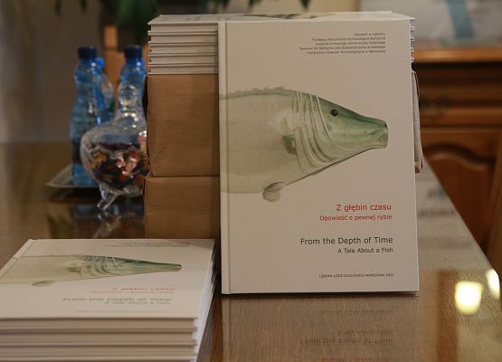 Okładka publikacji popularnonaukowej "Z głębin czasu. opowieść o pewnej rybie". grafika
