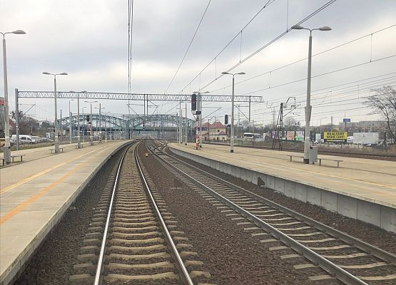 Dwa tory i perony kolejowe. grafika