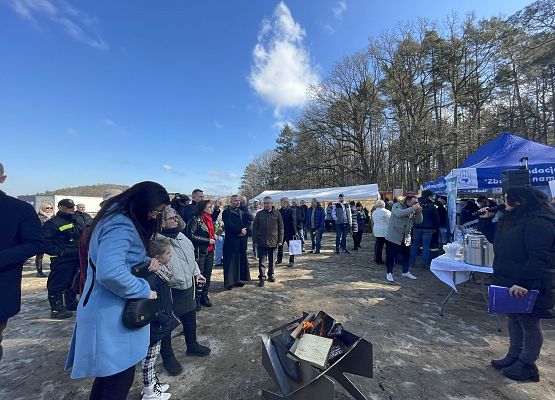 Teren budowy hospicjum, zgromadzeni uczestnicy uroczystości w Pogorzelicach.