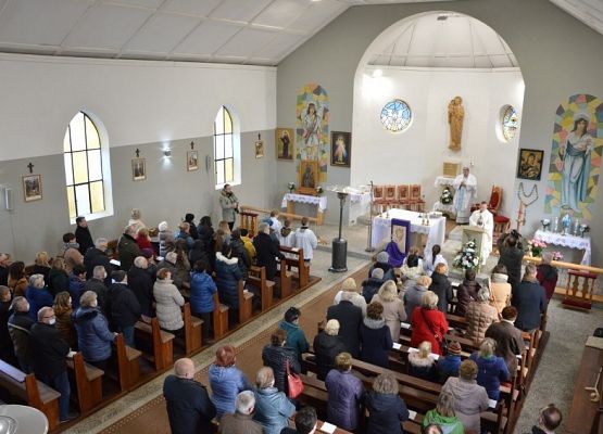 Uroczysta Msza św. w kościele pw. Św. Józefa Oblubieńca NMP - widok ogólny, na pierwszym planie tłum wiernych, w tle ołtarz. Fot. Marcin Kapela, Dziennik Bałtycki
