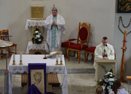 Uroczysta Msza św. w kościele pw. Św. Józefa Oblubieńca NMP - widok na ołtarz. Fot. Marcin Kapela, Dziennik Bałtycki