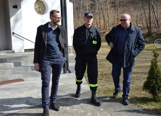 Roman Downar-Zapolski, radny Gminy Nowa Wieś Lęborska i Szymon Medalion - sołtys Pogorzelic w rozmowie z przedstawicielem OSP Leśnice. Fot. Marcin Kapela, Dziennik Bałtycki