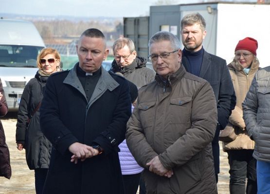 Wójt Gminy Nowa Wieś Lęborska rozmawiający z ks. proboszczem Parafii pw. św. Józefa Oblubieńca NMP. Fot. Marcin Kapela, Dziennik Bałtycki