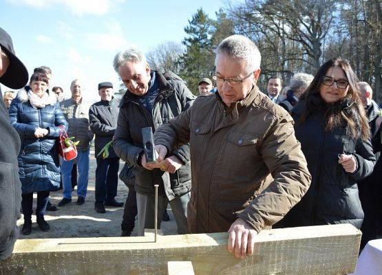 Wójt Gminy Nowa Wieś Lęborska przybijający symbolicznego gwoździa pod pamiątkową belkę. Fot. Marcin Kapela, Dziennik Bałtycki