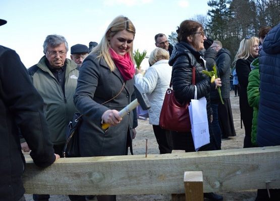 Zastępca Wójta Gminy Nowa Wieś Lęborska przybijająca symbolicznego gwoździa pod pamiątkową belkę. Fot. Marcin Kapela, Dziennik Bałtycki