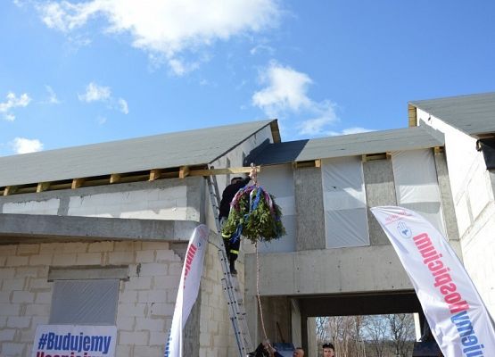 Strażak OSP zawieszający wiechę. Fot. Marcin Kapela, Dziennik Bałtycki