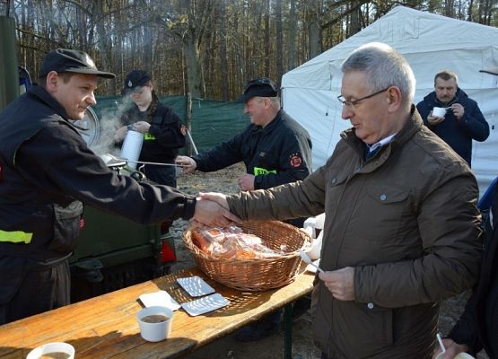 Wójt Gminy Nowa Wieś Lęborska rozmawiający ze strażakami OSP. Fot. Marcin Kapela, Dziennik Bałtycki