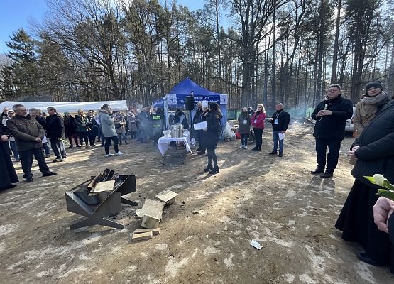 Teren budowy hospicjum, zgromadzeni uczestnicy uroczystości w Pogorzelicach.