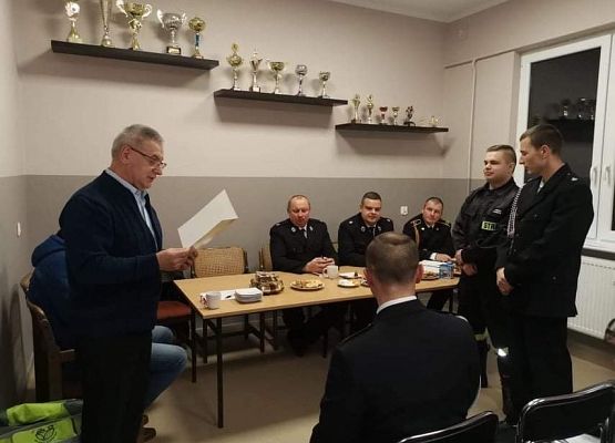 Wójt Gminy wręcza podziękowanie druhom OSP z Krępy Kaszubskiej za szczególne zaangażowanie w gaszenie budynku mieszkalnego w Rekowie Lęborskim.