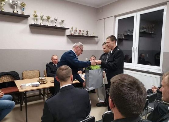 Wójt Gminy wręcza podziękowanie druhom OSP z Krępy Kaszubskiej za szczególne zaangażowanie w gaszenie budynku mieszkalnego w Rekowie Lęborskim.
