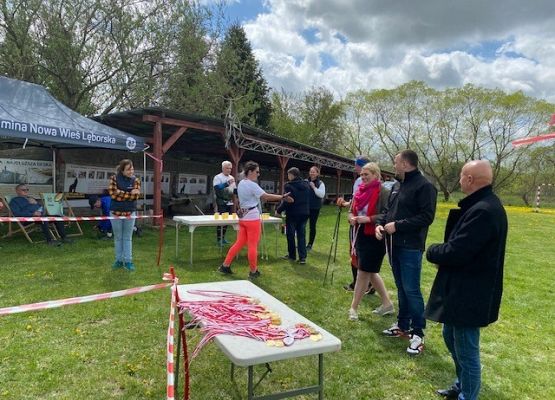 Organizatorzy na mecie oczekują na zawodników i dekorują ich medalami za udział.