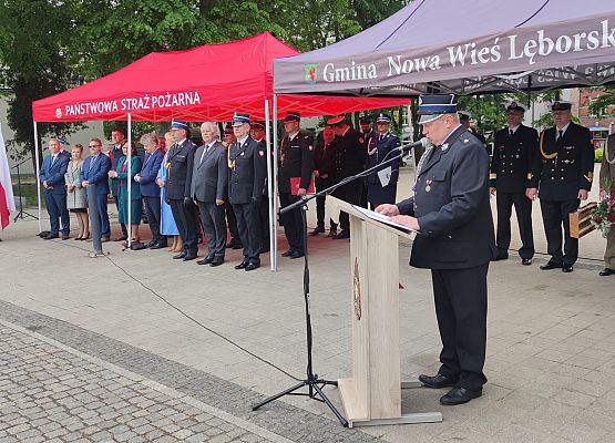 Przemówienia podczas uroczystości. Na pierwszym planie Roman Downar-Zapolski - Prezes Oddziału Powiatowego Związku Ochotniczych Straży Pożarnych Rzeczypospolitej Polskiej.