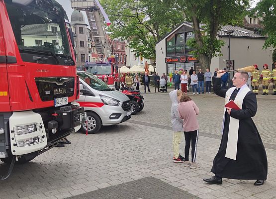 ks. Mariusz Stalka, proboszcz Parafii pw. Niepokalanego Poczęcia Najświętszej Maryi Panny w Nowej Wsi Lęborskiej święci nowy pojazd OSP.