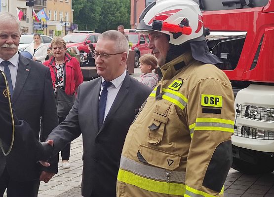 Zdzisław Chojnacki, Wójt Gminy Nowa Wieś Lęborska odbiera kluczyki nowego pojazdu ratunkowo-gaśniczego z rąk Wicewojewody Pomorskiego.