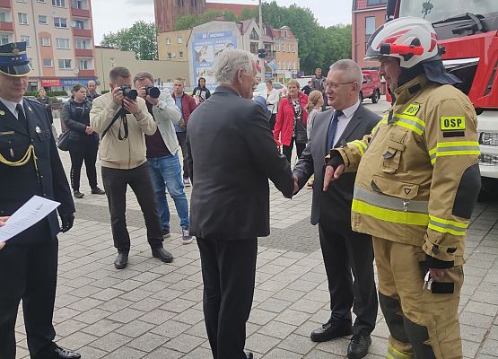 Zdzisław Chojnacki, Wójt Gminy Nowa Wieś Lęborska odbiera kluczyki nowego pojazdu ratunkowo-gaśniczego z rąk Wicewojewody Pomorskiego i kierownictwa PSP.