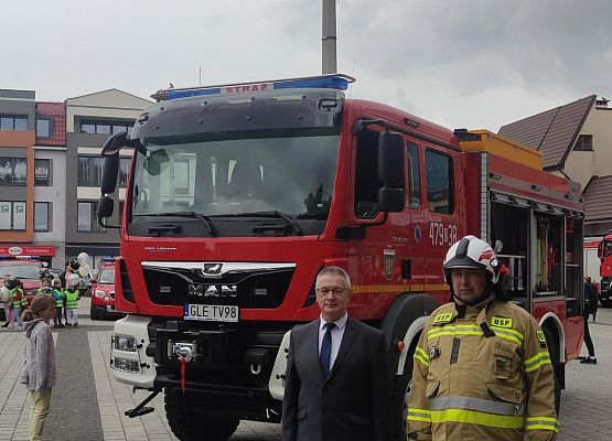 Pamiątkowe zdjęcie przed nowym pojazdem dla OSP w Nowej Wsi Lęborskiej.