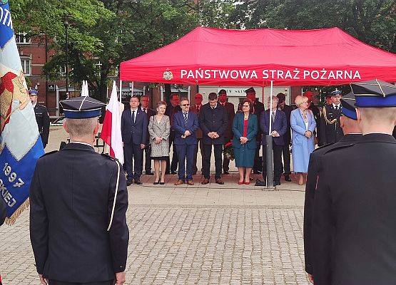 Uroczystość 30-lecia PSP na Placu Pokoju w Lęborku. Na pierwszym planie strażacy w mundurach.