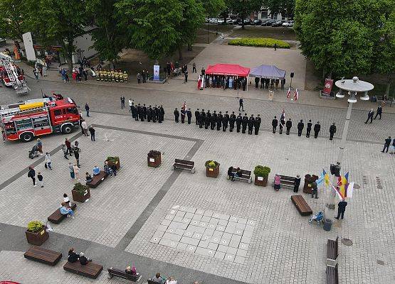 Uroczystość 30-lecia PSP na Placu Pokoju w Lęborku. Widok z lotu ptaka.