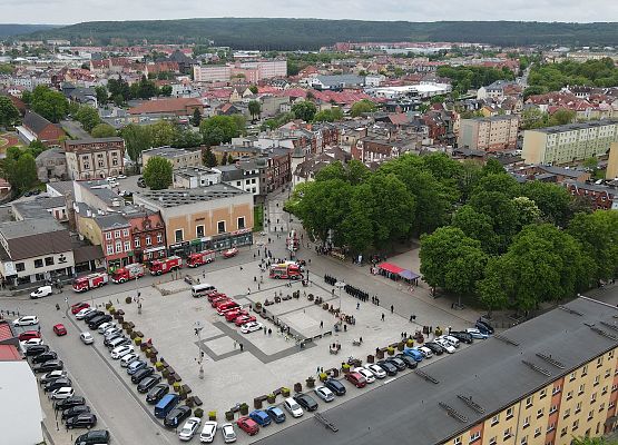 Uroczystość 30-lecia PSP na Placu Pokoju w Lęborku. Widok z lotu ptaka.