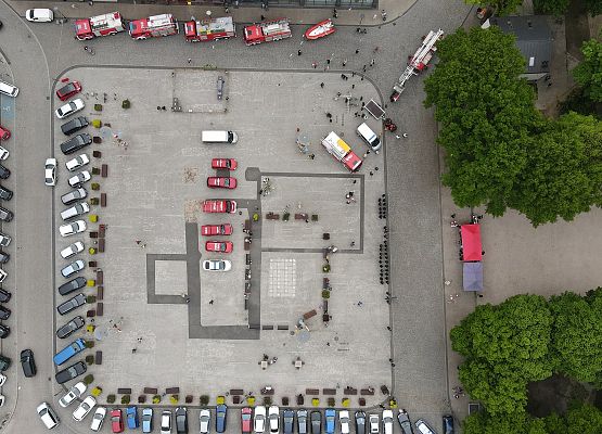 Uroczystość 30-lecia PSP na Placu Pokoju w Lęborku. Widok z lotu ptaka.