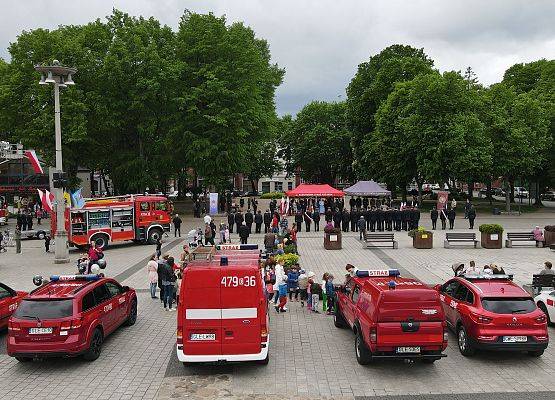 Uroczystość 30-lecia PSP na Placu Pokoju w Lęborku. Na pierwszym planie pojazdy jednostek Straży Pożarnych.