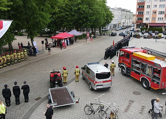 Uroczystość 30-lecia PSP na Placu Pokoju w Lęborku. Widok ogólny.