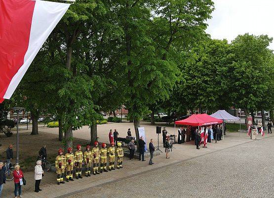 Uroczystość 30-lecia PSP na Placu Pokoju w Lęborku. Na pierwszym planie flaga RP.