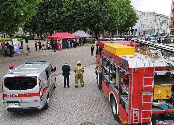 Uroczystość 30-lecia PSP na Placu Pokoju w Lęborku. Na pierwszym planie nowy wóz ratowniczo-gaśniczy OSP w Nowej Wsi Lęborskiej.