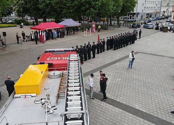 Uroczystość 30-lecia PSP na Placu Pokoju w Lęborku. Na pierwszym planie nowy wóz ratowniczo-gaśniczy OSP w Nowej Wsi Lęborskiej.