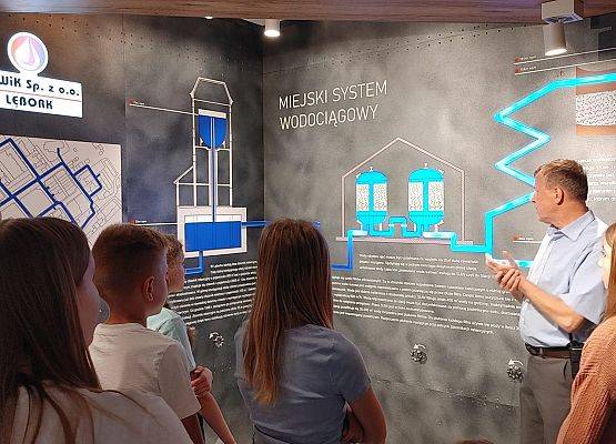 Uczestnicy projektu podczas zwiedzania wystaw.