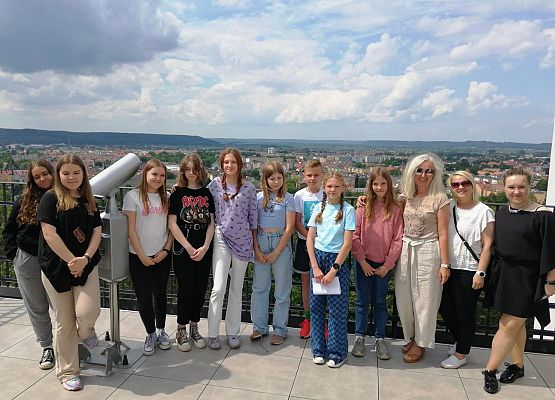 Na tarasie widokowym muzeum uczestnicy pozują do zdjęcia.