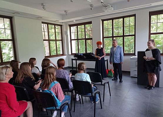 W sali muzeum wystąpienie wójta gminy i dyrektor muzeum.