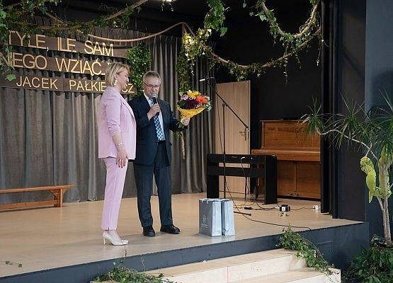 Na scenie wójt gminy przemawia i składa życzenia dyrektor szkoły.