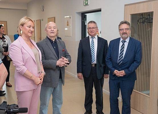 Dyrektor szkoły, Jacek Pałkiewicz, wójt gminy i starosta lęborski na holu szkoły przed rozpoczęciem uroczystości.