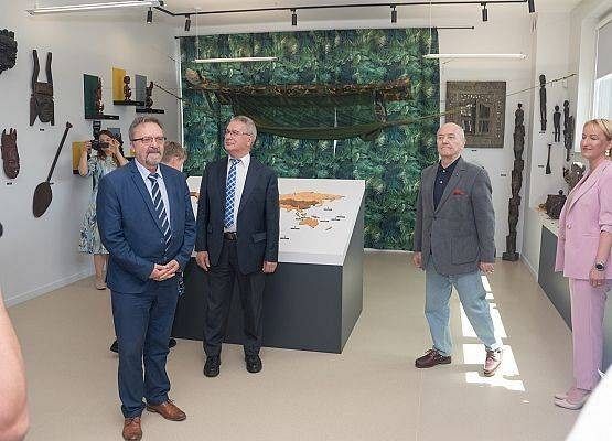 Dyrektor szkoły, Jacek Pałkiewicz, wójt gminy i starosta lęborski w sali otwartego muzeum.