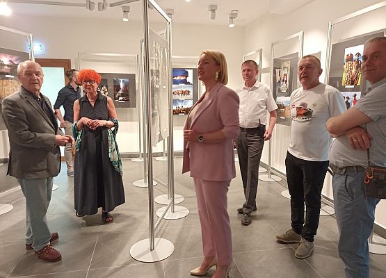 Uczestnicy wystawy fotografii w Wieży Ciśnień w Lęborku.